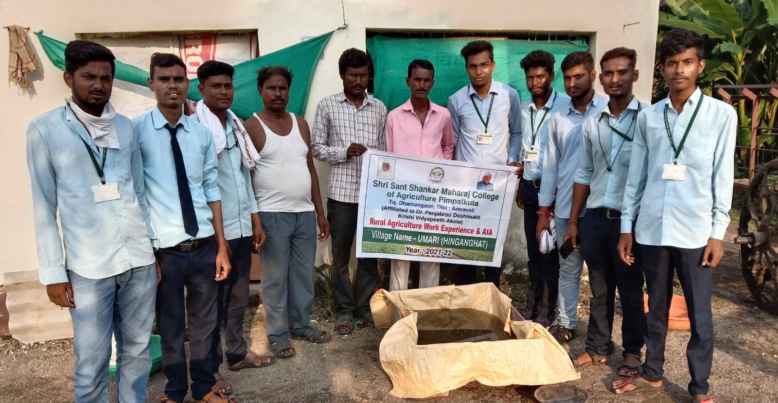 Read more about the article कृषिविद्यार्थ्यानी केले शेतकऱ्यांना अझोलाविषयी मार्गदर्शन.