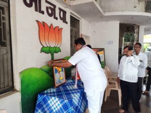 Read more about the article भाजपाच्यावतीने आमदार समीर कुणावार यांचे कार्यालय मध्ये महात्मा गांधी जयंती साजरी
