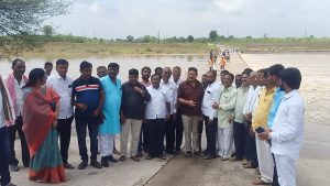 Read more about the article आमदार जवळगावकर यांनी नुकसानग्रस्त शेतकऱ्यांना दिला धीर,मतदार संघातील पूरग्रस्त भागाची केली पाहणी.