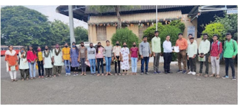 Read more about the article बससेवेसाठी विद्यार्थ्यांची आगारात धडक नारंडा, वनोजा, कढोली खुर्द, निमणी येथील बससेवा सुरू करण्याची मागणी