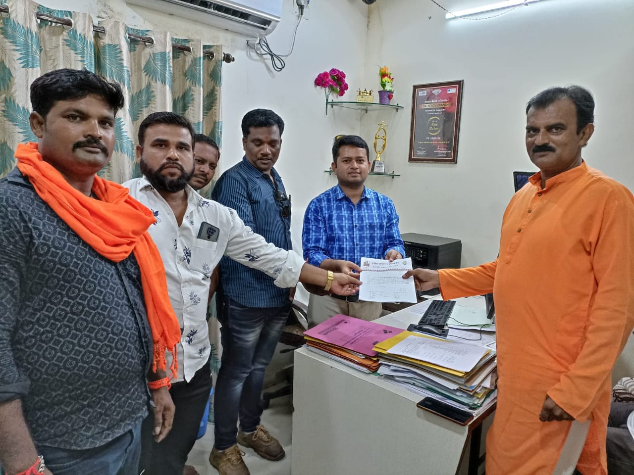 Read more about the article शिवसेना राळेगाव ची मुद्रा लोन  विषयी स्टेट बॅकेला भेट