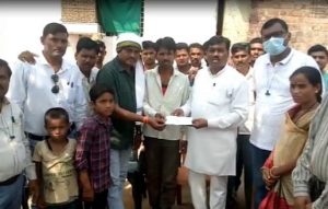 Read more about the article वीज पडून मयत झालेल्या कुटुंबियांना आमदार नामदेव ससाने व उमरखेड येथील तहसिलदार आनंद देऊळगावकर यांच्या हस्ते चार लक्ष रुपयांचा धनादेश केला सुपूर्द