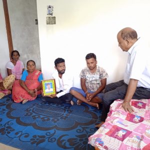 Read more about the article खैरी येथे शेतकरी स्वावलंबन मिशनचे अध्यक्ष श्री किशोरभाऊ तिवारी यांची आत्महत्याग्रस्त शेतकरी कुटुंबाला सांत्वनपर भेट
