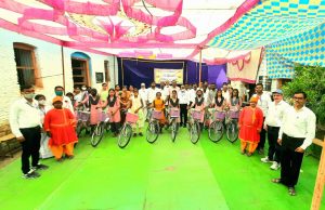 Read more about the article मानव विकास मिशन अंतर्गत बाबासाहेब देशमुख पारवेकर विद्यालय, पहापळ येथे मुलींना सायकल वाटप