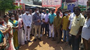 Read more about the article राजुरा येथे बंदला उत्स्फूर्त प्रतिसाद केंद्र सरकारच्या विरोधात शिवसेना व काँग्रेसची रॅली,व्यापाऱ्यांत नाराजीचा सूर 