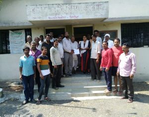 Read more about the article विज वितरण कार्यालयावर शेतकऱ्यांची धडक