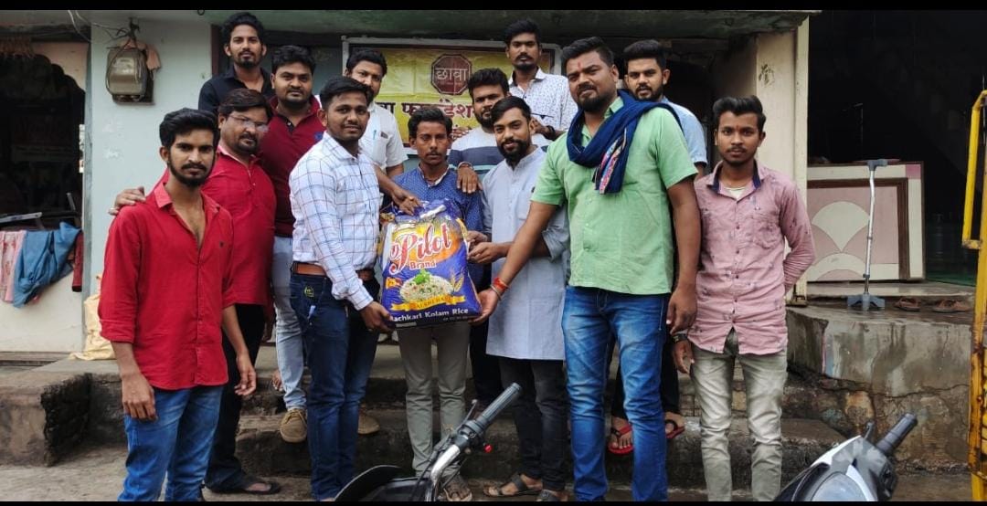 Read more about the article छावा फाउंडेशन राजुरा चा  स्तुत्य उपक्रम,निखिल कावळे यांच्या वाढदिवसानिमित्त दिव्यांगा ला धान्य किट वाटप