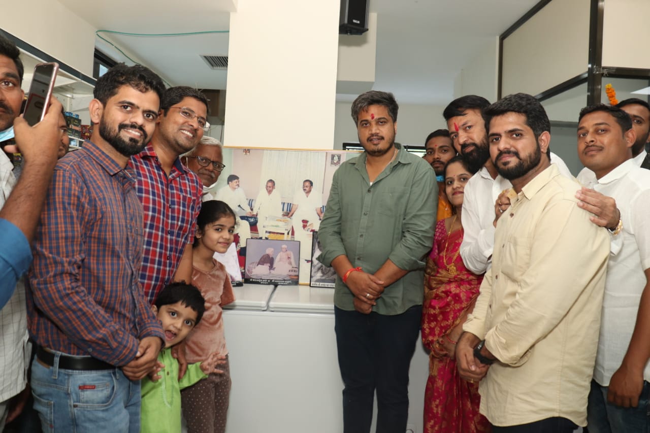 Read more about the article युवा आमदार रोहीतदादा पवार यांची श्रीहरी सुपरमार्केटला सदिच्छा भेट.