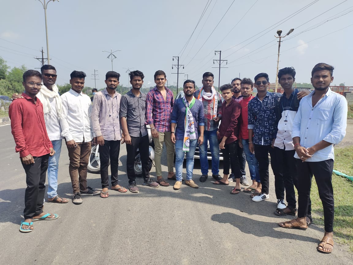 Read more about the article पडोलीमध्ये पेट्रोल डिझेलच्या दरवाढीच्या निषेधार्थ राष्ट्रवादी युवक काँग्रेस चे गाड्यांना धक्का मारून निषेध आंदोलन