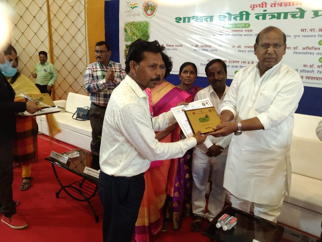 Read more about the article कोरोनाच्या काळात शेतमाल घरोघरी पोहचवून उत्कृष्ट कामगिरी साठी प्रमोद झिबड यांचा खासदार रामदासजी तडस यांच्या हस्ते सत्कार