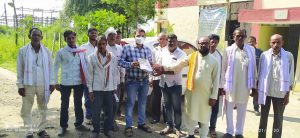 Read more about the article शेतकऱ्यांच्या विविध समस्यांसाठी महावितरण कार्यालयावर धडक