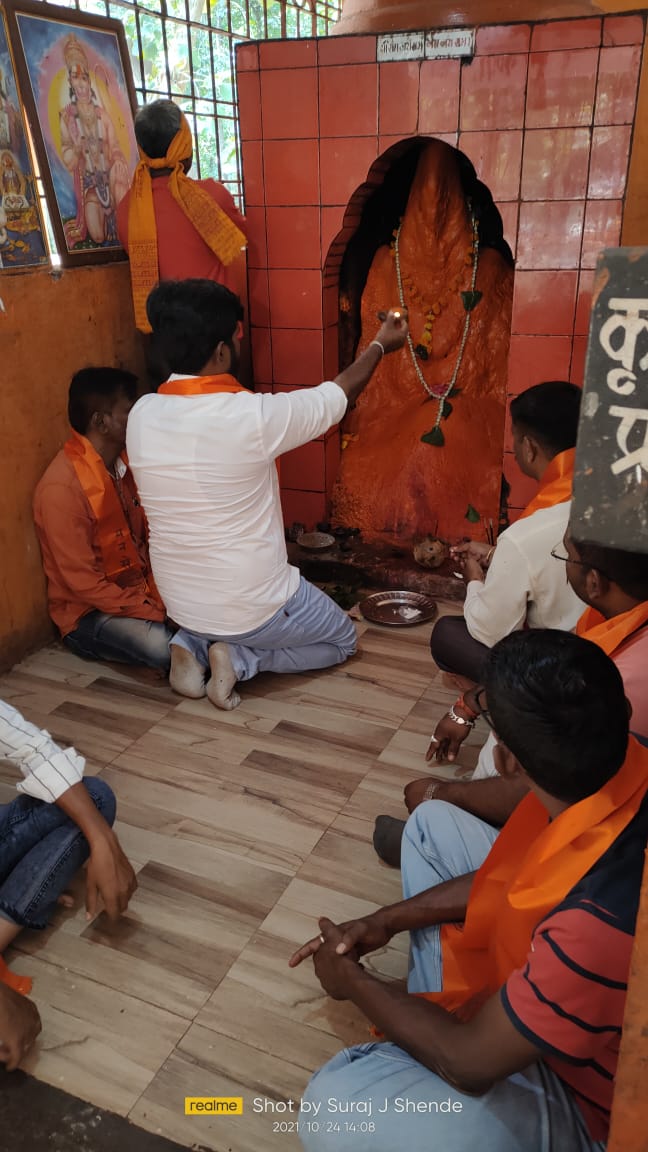 Read more about the article राज साहेबांना लवकरच कोरोणातुन बरे करा… ब्रह्मपुरीत मनसैनिकांनी केली बजरंगबली च्या चरणी महाआरती