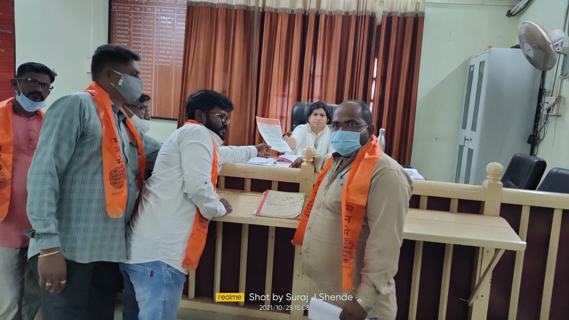 Read more about the article अऱ्हेरनवरगांव घाटावरील अवैध रेती उत्खननबंद करून MSMC व खाजगी रेती साठा वेगवेगळा करा.:मनसे ब्रम्हपुरीचे तहसीलदारांना निवेदन