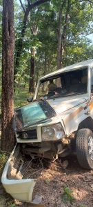 Read more about the article चालकाचे नियंत्रन सुटल्याने वाहनाची रस्त्याच्या कडेला असलेल्या झाडाला जबर धडक