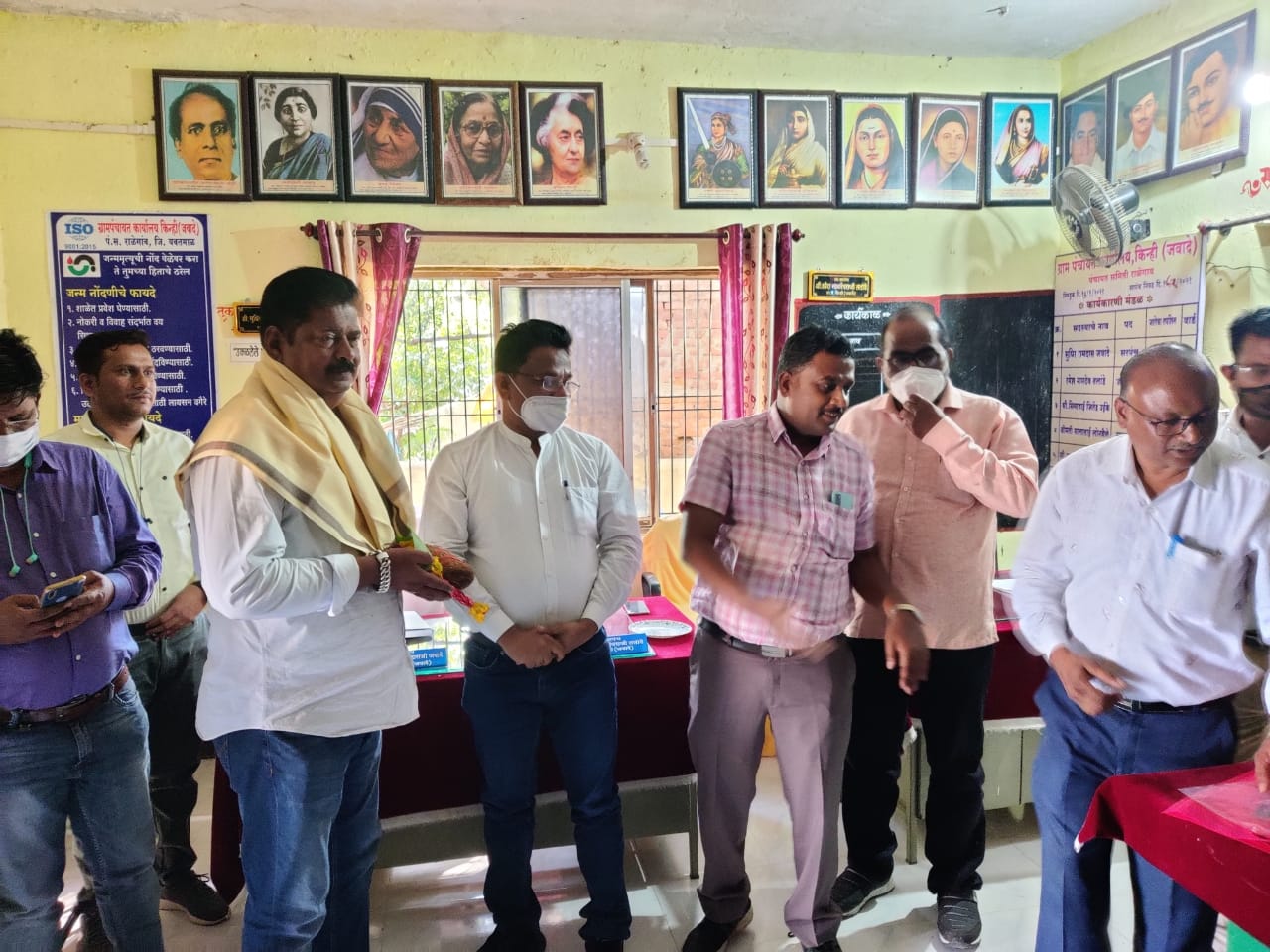 Read more about the article 100% कोरोना लसीकरण केलेल्या गावाचे सरपंच सुधीर भाऊ  जवादे यांचा सत्कार