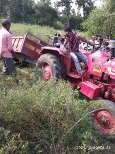 Read more about the article अवैध वाळू तस्करी करणाऱ्या ट्रॅक्टर ने बाप लेकीला उडवले,चिंतलधाबा येथील घटना: मुलगी व बाप गंभीर जखमी