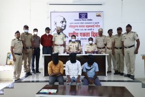 Read more about the article पोलीस असल्याची बतावणी करून लुटणाऱ्या  टोळीला यवतमाळ पोलिसांकडून अटक {पोलीस अधीक्षक डॉ. दिलीप भुजबळ पाटील यांची पत्रकारं परिषदेत माहिती }