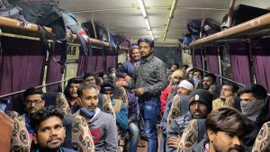 Read more about the article आरोग्य विभागाच्या परीक्षेसाठी आलेले परीक्षार्थी  एस टी कर्मचाऱ्यांच्या संपामुळे अडकले ,मनसे चंद्रपूर ने जेवणाची व स्वगावी जाण्यासाठी स्वखर्चाने उपलब्ध करून दिली बस