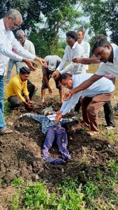 Read more about the article आज खडकी येथे स्वतंत्र भारत पक्षाचे वतीने सरकारला दिली मूठ माती