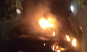 Read more about the article राजुऱ्यात द बर्निंग कार,चालकाच्या सतर्कतेमुळे अनर्थ टळला