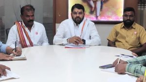 Read more about the article सोयाबिन, कापूस उत्पादक शेतक-यांचे आंदोलन पेटविणार :- स्वाभीमानी शेतकरी संघटनेचे नेते रविकांतभाऊ तुपकर