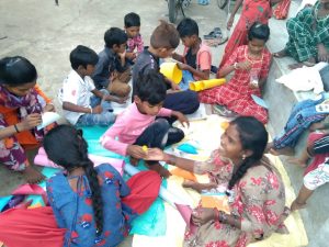 Read more about the article वर्धा जिल्ह्यातील म्हसाळा येथे रस्त्यावरची शाळा,मीनल नैताम यांचा स्तुत्य उपक्रम