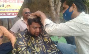 Read more about the article एस टी विभागीय आगारात कर्मचाऱ्यांनी केली तेरवी,13 कर्मचाऱ्यांनी मुंडण करून कृती समितीचा केला निषेध