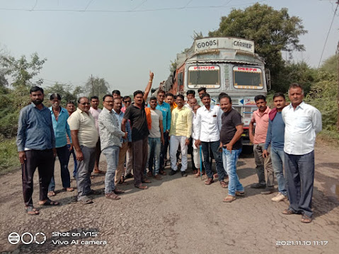 Read more about the article राजुरा-गोवरी-कवठाळा मुख्य मार्गाचे बांधकामासाठी भा ज पा चे रस्ता रोको आंदोलन