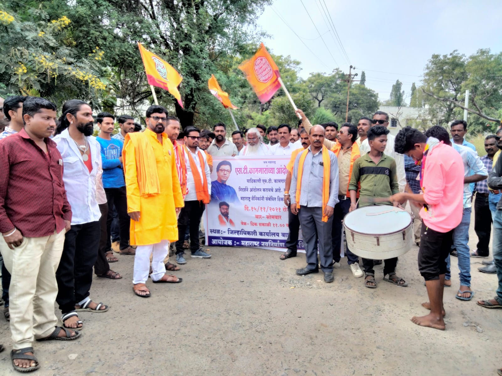 Read more about the article एस.टी.कामगारांच्या आंदोलकांना मनसेचा पाठिंबा , मनसे वाशीम चा  जिल्हाधिकारी कार्यालया समोर डफडे बजाव  आंदोलन