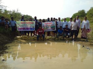 Read more about the article शारदा फाउंडेशन व शालेय विद्यार्थ्यांच्या वतीनी बांधला वनराई बंधारा.