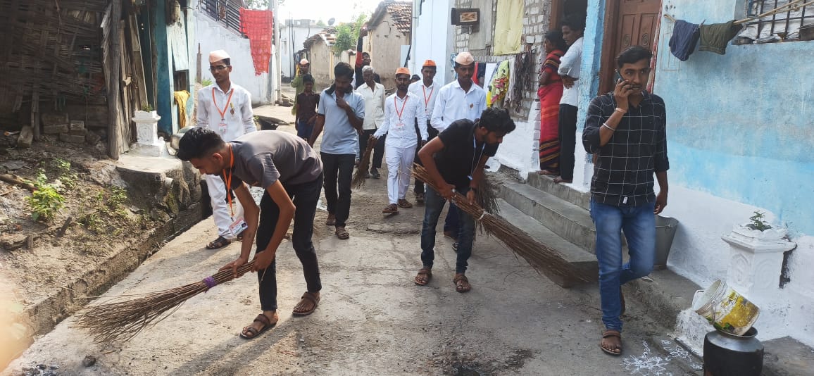 Read more about the article राष्ट्रसंत तुकडोजी महाराज युवक -युवती विचार मंच तालुका वरोरा यांचे डोंगरगाव (रेल्वे) येथें ग्रामस्वछता अभियान.