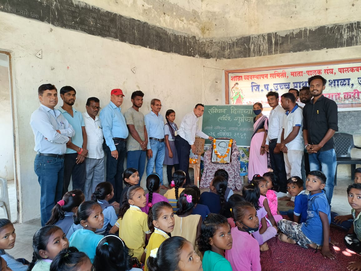 Read more about the article उमरी पोतदार शाळेत संविधान दिन साजरा