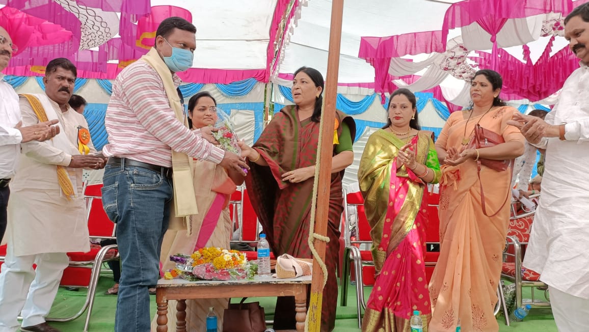 Read more about the article जिल्ह्यातुन लसीकरणात प्रथम क्रमांक आल्याबद्दल प्राथमिक आरोग्य केंद्र दहेगाव चे वैद्यकीय अधिकारी डॉ. बरघट साहेब यांचा सत्कार