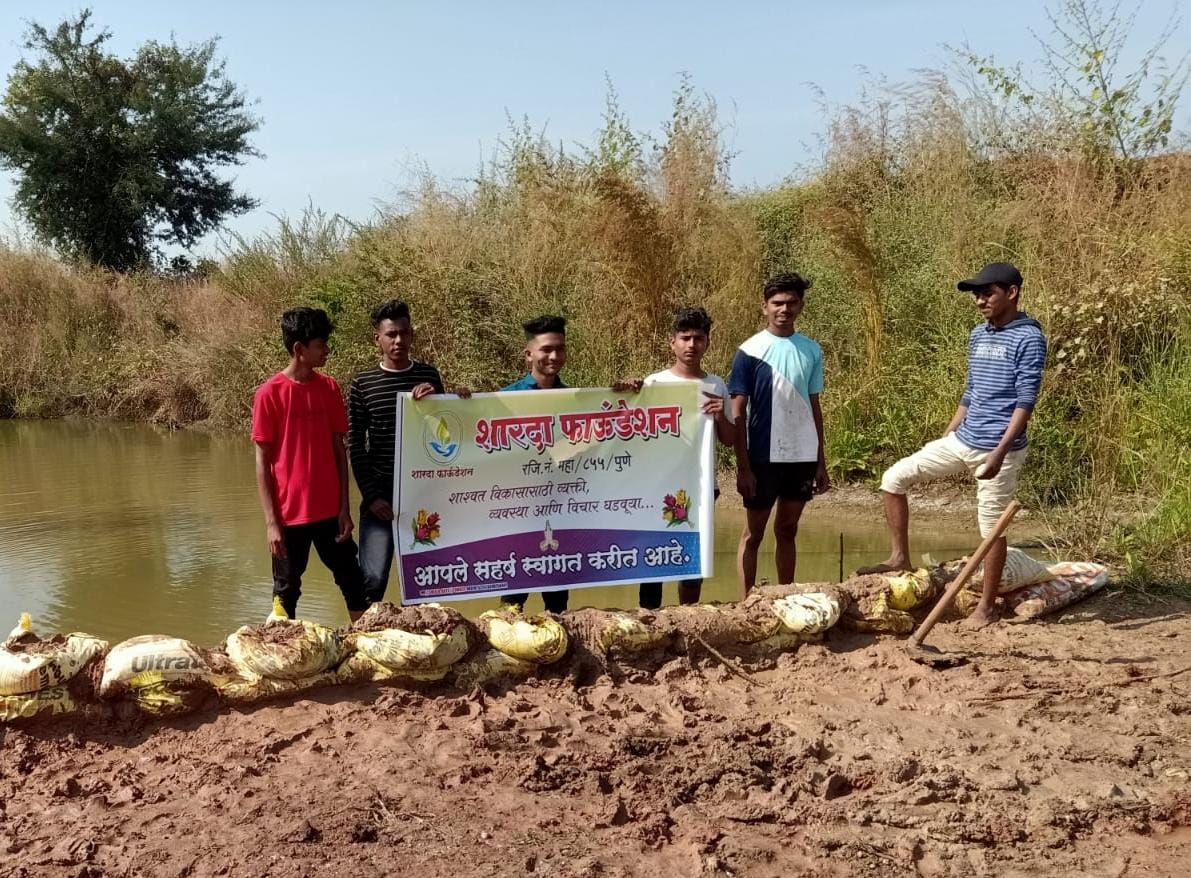 Read more about the article शारदा फाउंडेशन च्या वतीनी बांधला वनराई बंधारा.