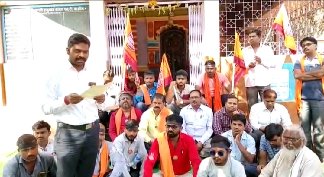 Read more about the article एस टी कर्मचाऱ्यांच्या आंदोलनासाठी डोक्याला काळ्या पट्टय्या बांधून राज्य सरकारचा निषेध