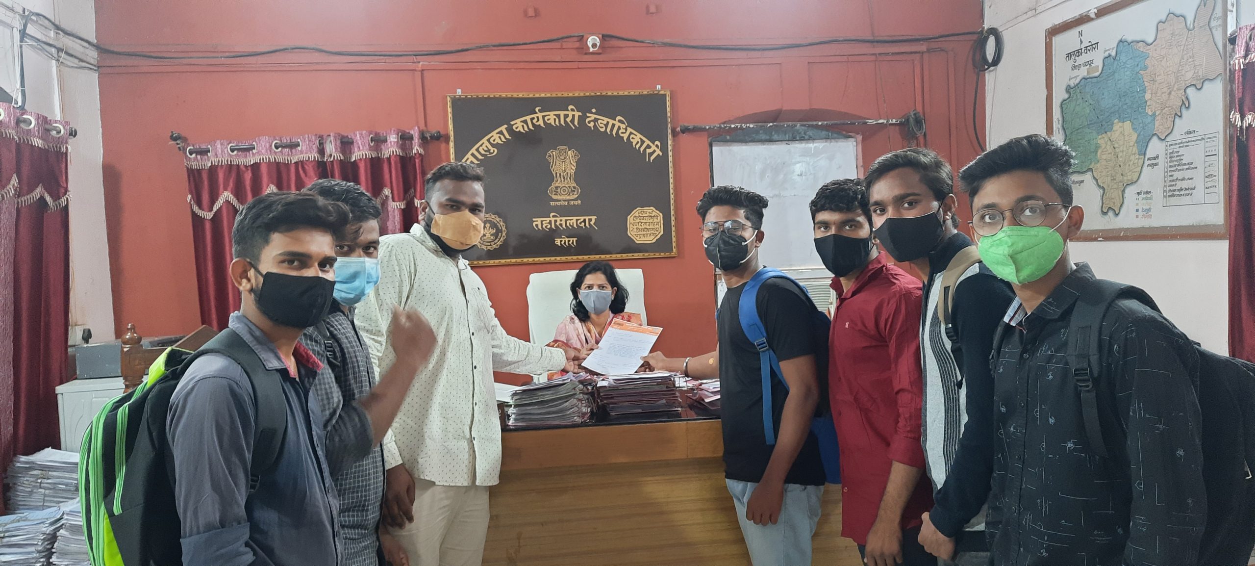 Read more about the article महाविद्यालयीन विद्यार्थ्यांच्या परीक्षा ऑनलाइन पद्धतीनेच घ्या. मनवीसेचे वरोरा तहसीलदार मार्फत शिक्षण मंत्र्यांना निवेदन.