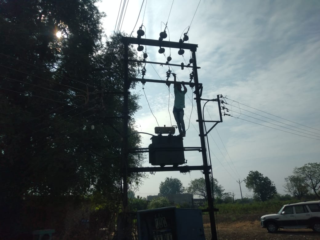 Read more about the article वडकी वीज वितरण कंपनीने रोहीत्र बंद करून वीजबीलाच्या वसुलीला केली सुरुवात 🔸शेतकऱ्यांना कुठल्याही प्रकारची माहिती न देता रोहीत्र केले बंद