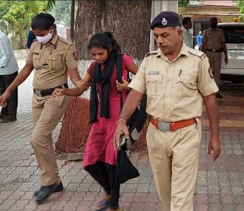 Read more about the article न्यायासाठी तरुणीने अंगावर घेतले पेट्रोल – जिल्हा कचेरीतील घटना : भावानेच केले जागेवर अतिक्रमण