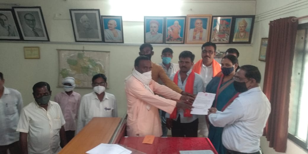 Read more about the article आरंभी मार्ग चिरकुटा सावंगा( बु.) रोड तातडीने दुरुस्त करा, सभापती व सरपंच संघटनेकडून तहसीलदारांना निवेदन