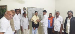 Read more about the article आरसीएआर परीक्षेत देशातून प्रथम येणाऱ्या अजयच्या पाठीवर कौतुकाची थाप, डॉ,विष्णू उकंडे यांनी घरी जाऊन केला सत्कार