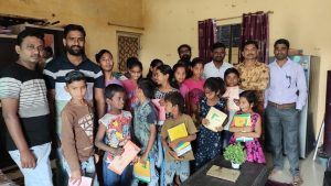 Read more about the article अनाथालयात शालेय साहित्य वाटप करून  साजरा केला वाढदिवस
