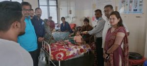 Read more about the article राष्ट्रवादी काँग्रेसचे अध्यक्ष शरदचंद्र पवार व विजयभाऊ वडेट्टीवार यांचा  वाढदिवसानिमित्त फळ वाटप