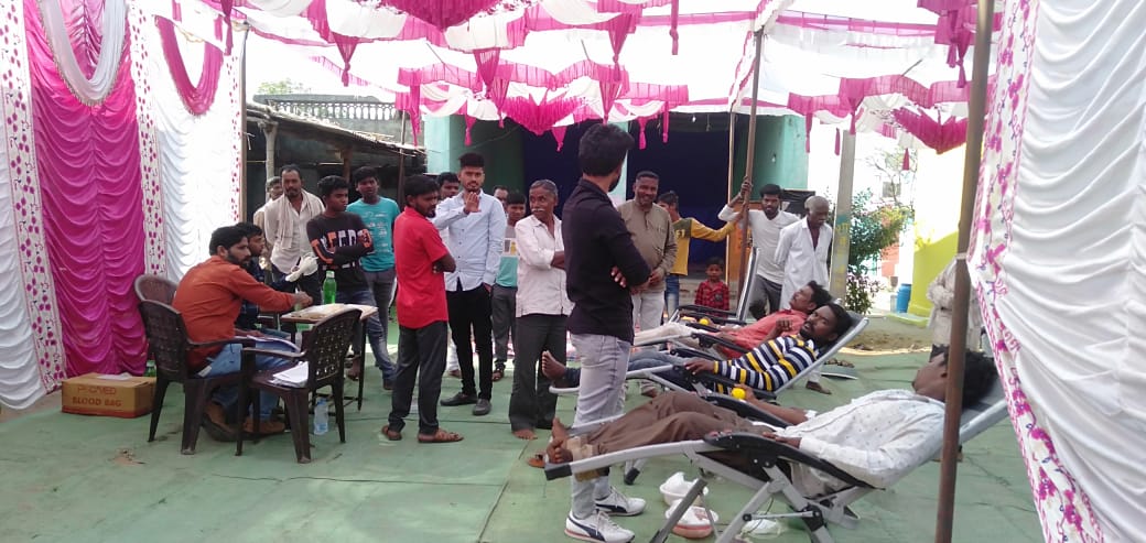 Read more about the article सावरखेड येथे क्रांतीवीर शामादादा कोलाम(वाठोडकर)यांची 123 वी जयंती व भारतीय संविधान दिनानिमित्य भव्य रक्तदान शिबिर