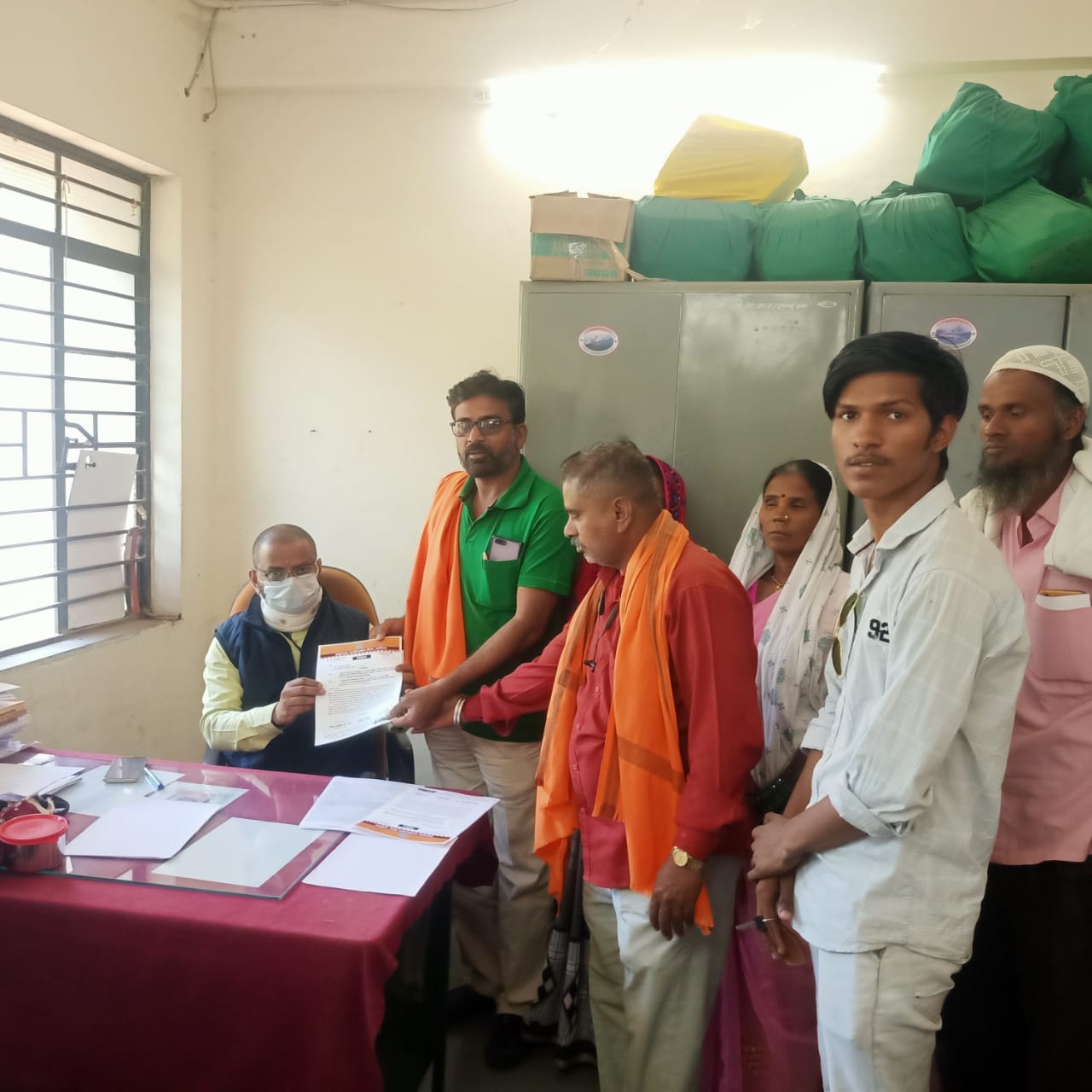 Read more about the article महाराष्ट्र लोकसेवा हक्क अधिनियमातील अधिसुचनेची अंमलबजावणी करा महाराष्ट्र नवनिर्माण सेनेचे जिल्हाधिकार्‍यांना निवेदन