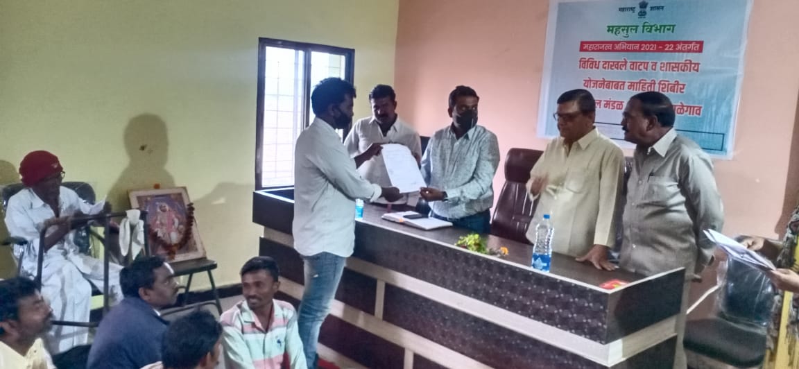 Read more about the article तहसीलदार साहेब राळेगाव यांचे मार्गदर्शनाखाली विविध दाखले वाटप