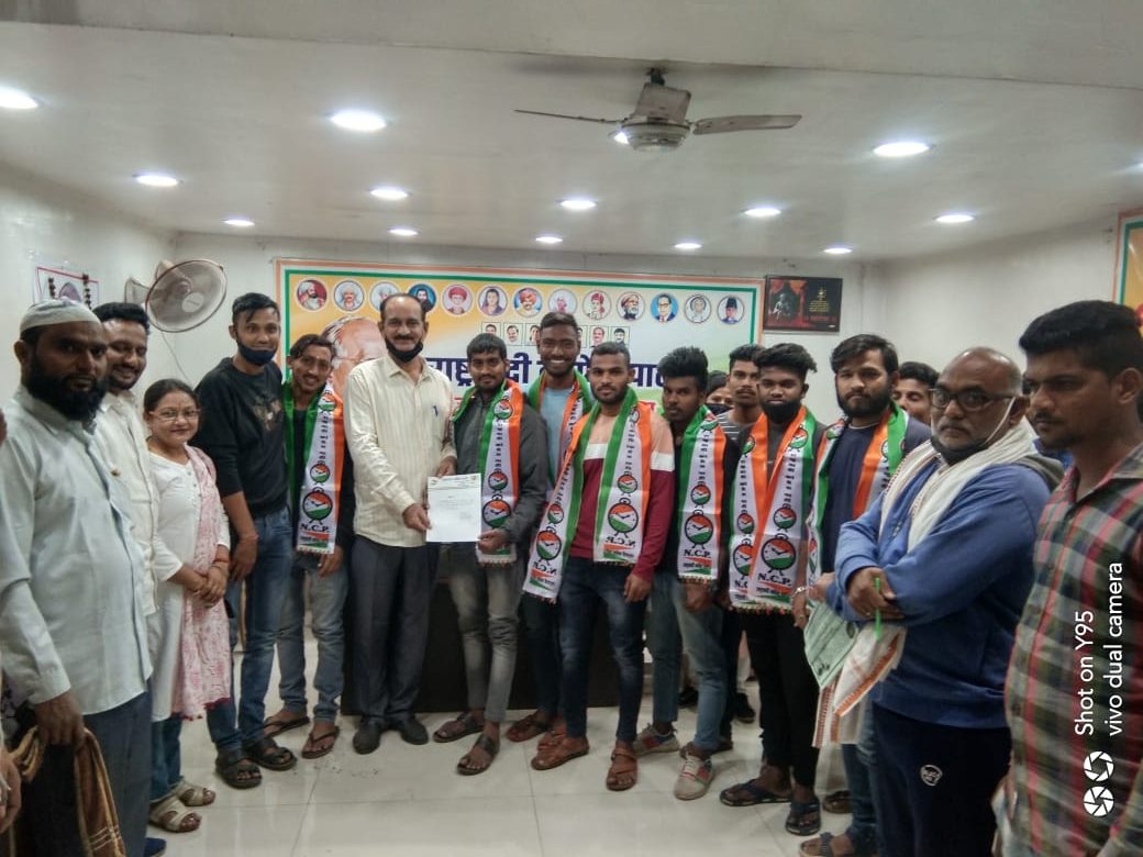 Read more about the article बल्लारपूर शहरातील  युवकांनी केला इंजि. राकेश सोमानी यांच्या नेतृत्वाखाली मोठ्या प्रमाणात पक्ष प्रवेश