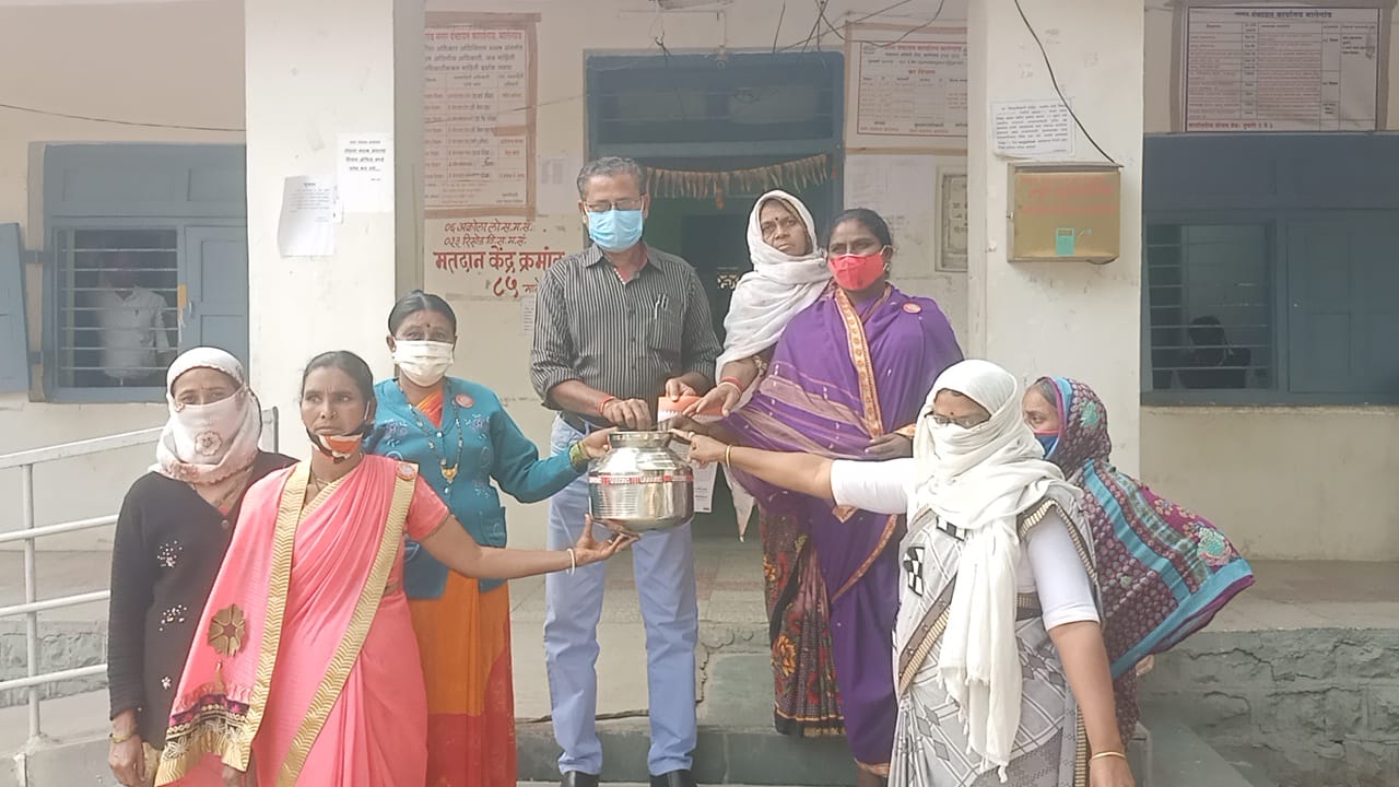 Read more about the article पाणी प्रश्नासाठी मनसे चे घागर आंदोलन , मालेगाव नगर पंचायत ला घागर भेट देऊन बेताली कारभाराचा निषेध