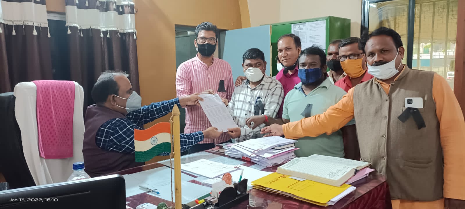 Read more about the article तहसीलदार रोशन मकवाणे यांच्यावर प्रशासकीय कारवाई करा,तहसीलदार विरुद्ध पत्रकार एकवटले