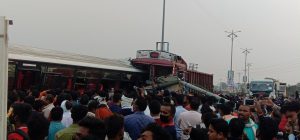 Read more about the article अपघात:अनियंत्रित ट्रॅव्हल्सची ट्रक ला धडक,प्रवासी गंभीर जखमी,2 प्रवासी मृत