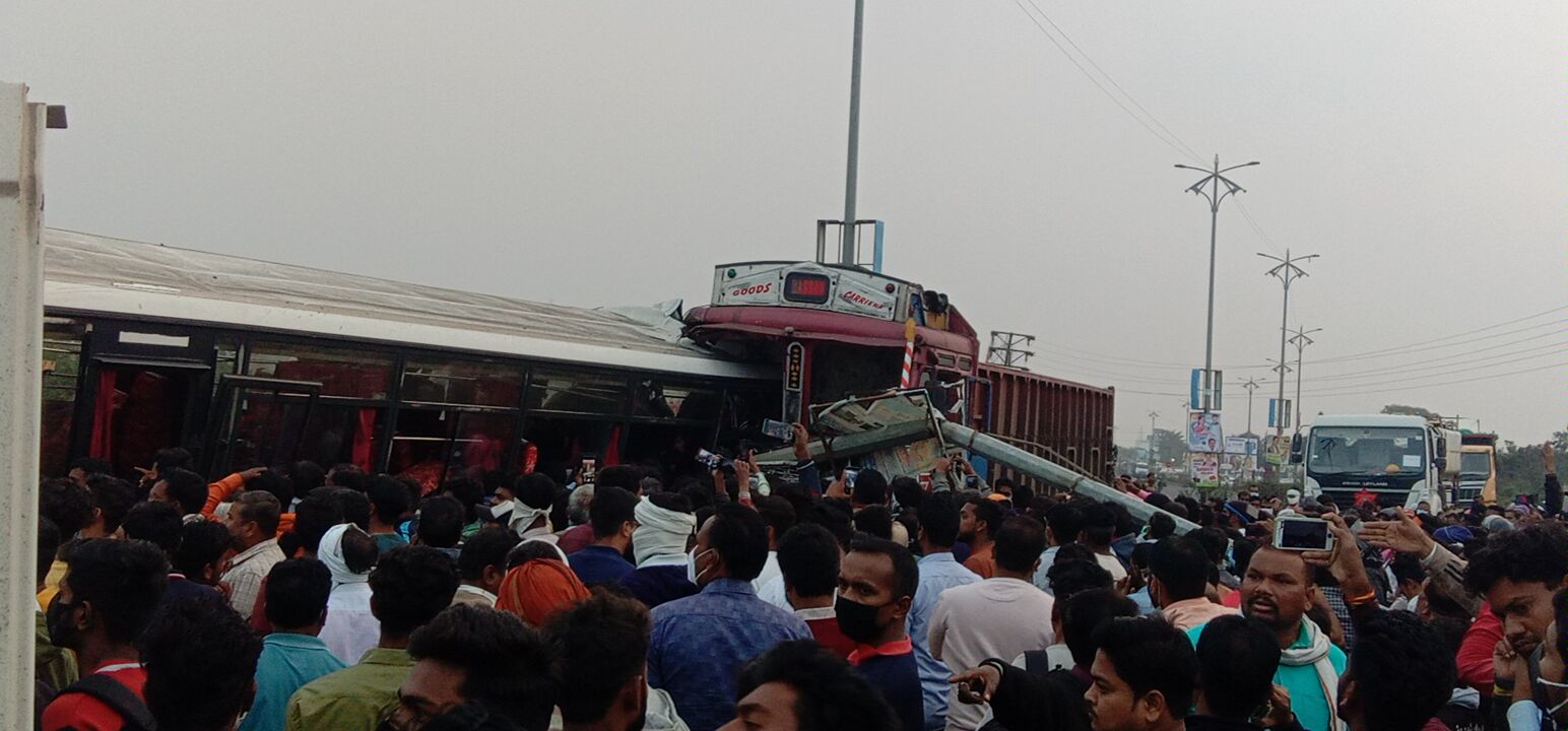 Read more about the article अपघात:अनियंत्रित ट्रॅव्हल्सची ट्रक ला धडक,प्रवासी गंभीर जखमी,2 प्रवासी मृत